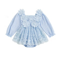 Macacão bebê azul claro com mangas longas e detalhes em renda floral delicada