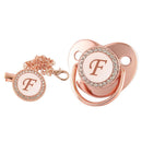Chupeta Rose Gold + Prendedor Iniciais - Loja BiBia