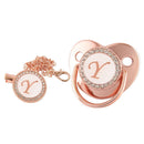 Chupeta Rose Gold + Prendedor Iniciais - Loja BiBia