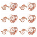 Chupeta Rose Gold + Prendedor Iniciais - Loja BiBia